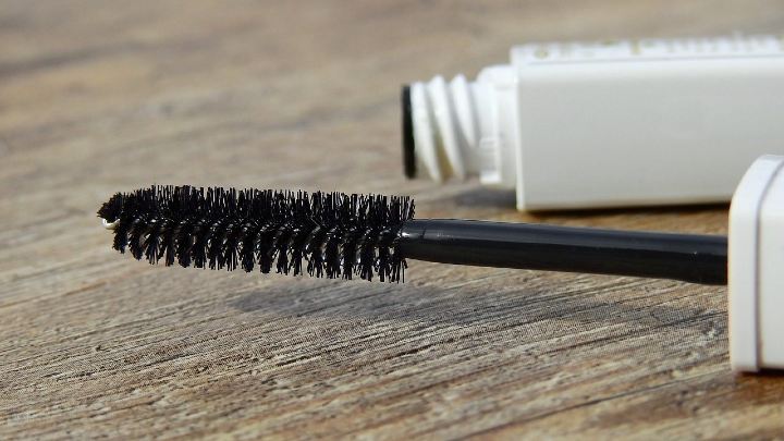 how to get mascara out of clothes