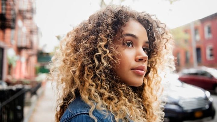 how to keep curly hair from frizzing in humidity